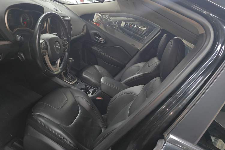 Used Jeep Cherokee 2017 2.0L Superior Edition
