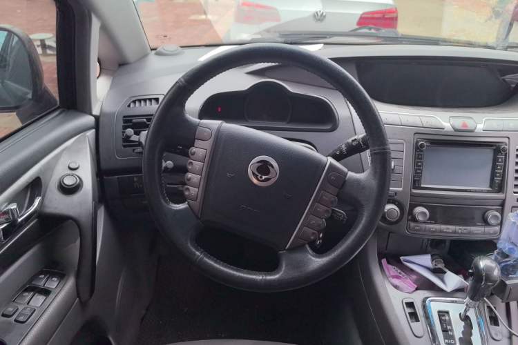 Used SsangYong Rodius 2014 2.0T Diesel Two-Wheel Drive Luxury Navigation Edition
