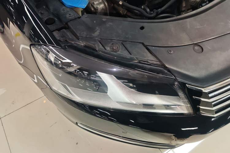 Used Volkswagen Magotan 2012 Travel Edition 2.0 TSI Comfort Version Right Front Headlight