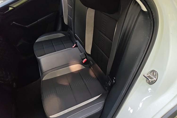 Used Volkswagen T-ROC 2018 230TSI DSG Two-Wheel Drive Advanced Version China V Standard Left Rear Seat