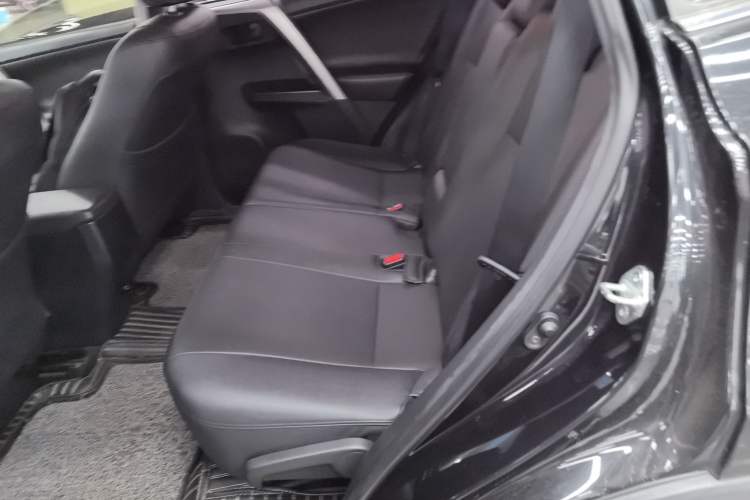 Used Toyota RAV4 2016 2.0L CVT Two-Wheel Drive Fashion Edition China V Standard
