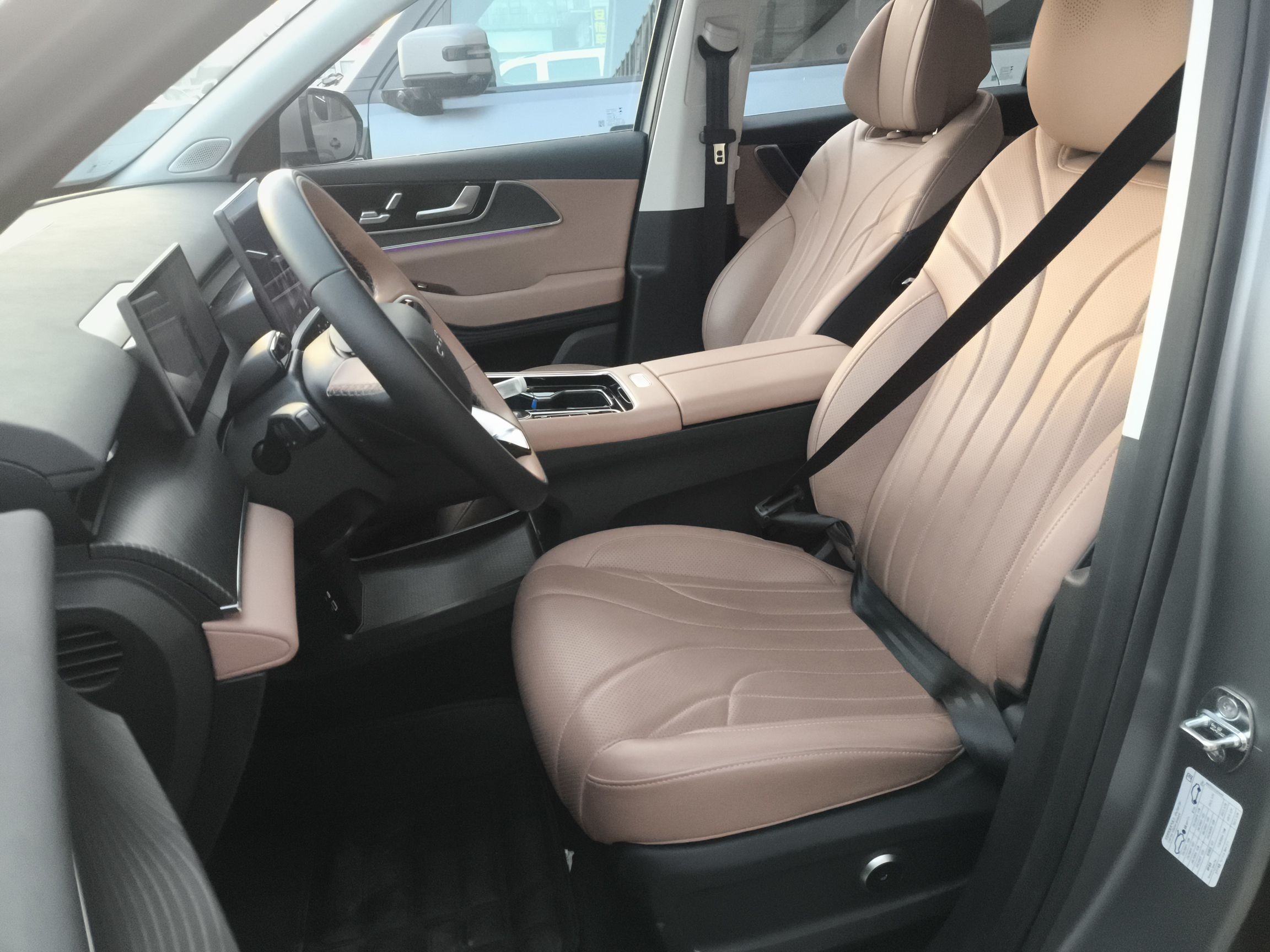 المقاعد الأمامية داخل السيارة