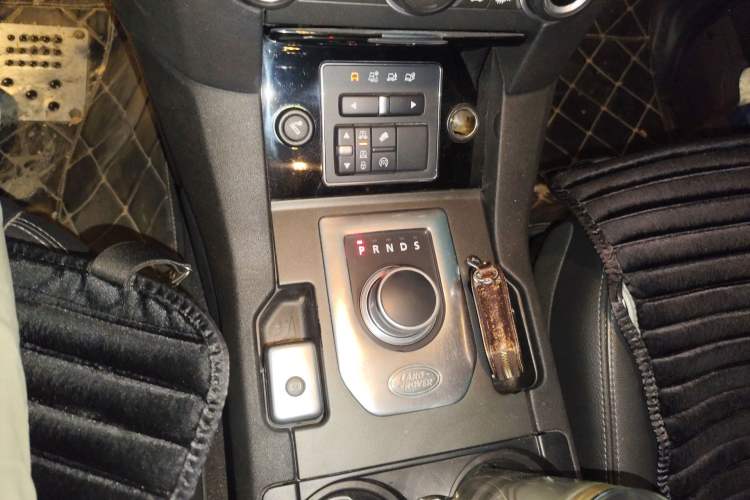 Used Land Rover Discovery 2016 3.0 SC V6 SE Gear Lever