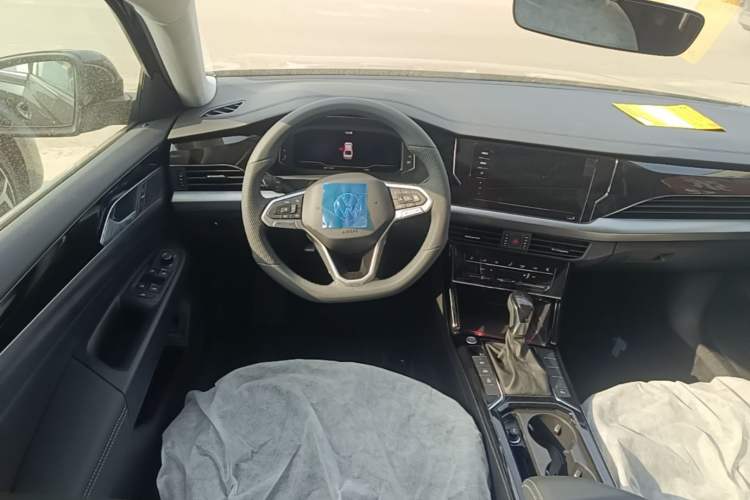 Used Volkswagen Passat 2026 Model, Outstanding 380TSI Longteng Edition Steering Wheel