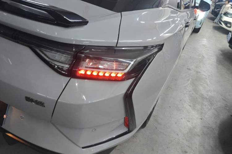 Used Dongfeng Aeolus Yixuan 2023 Mach Edition 1.5T Automatic Pursuit Rider Version Right Rear Taillight