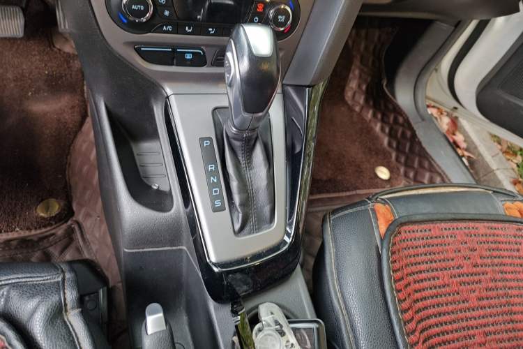 Used Ford Focus 2012 Sedan 1.6L Automatic Fashion Edition Gear Lever