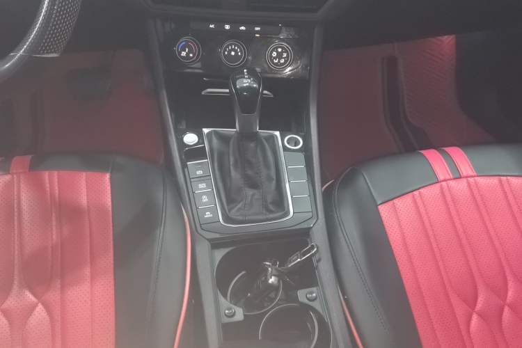 Used Volkswagen Sagitar 2021 280TSI DSG Excellence Edition Gear Lever