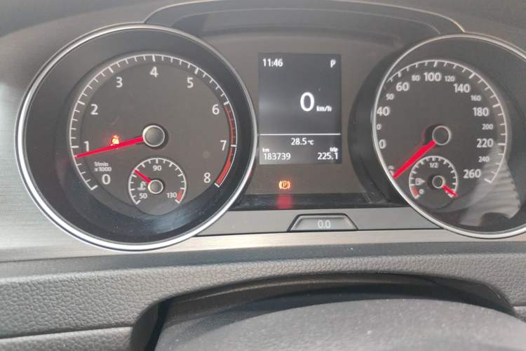 Used Volkswagen Golf 2015 1.4TSI Automatic Comfort Model Odometer Close Up