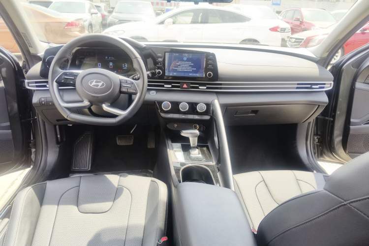 Used Hyundai Elantra 2023 1.5L CVT GLX Elite Edition Center Console