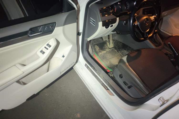 Used Volkswagen Sagitar 2015 230TSI Automatic Luxury Model Driver Seat