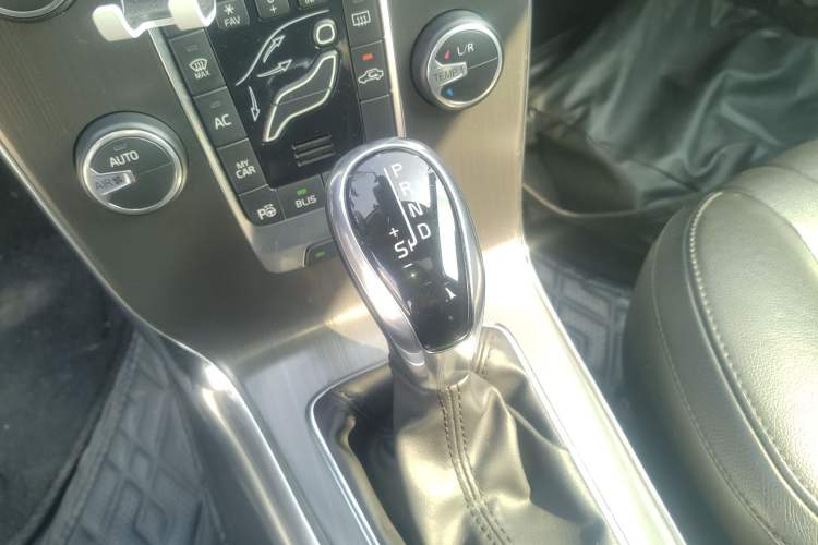 Used Volvo V40 2015 1.6T Zhiya Edition
