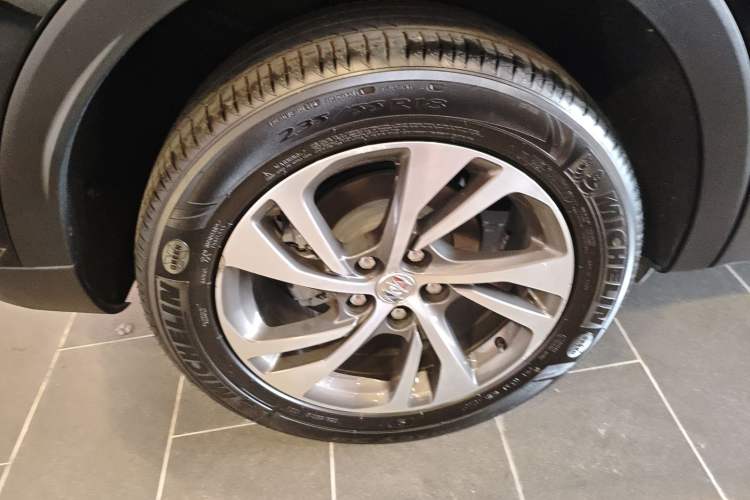 Used Buick Envision 2022 Facelift Encore S 552T Two-Wheel-Drive Luxury Model Right Rear Wheel Hub