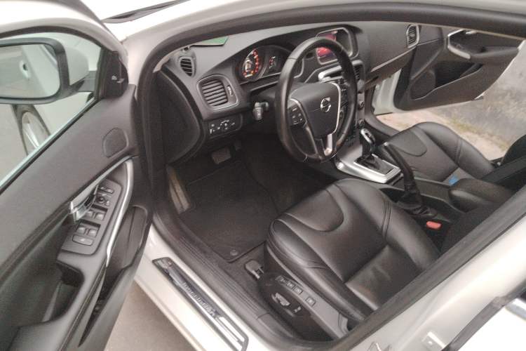 Used Volvo V40 2017 T4 Smart Luxury Edition
