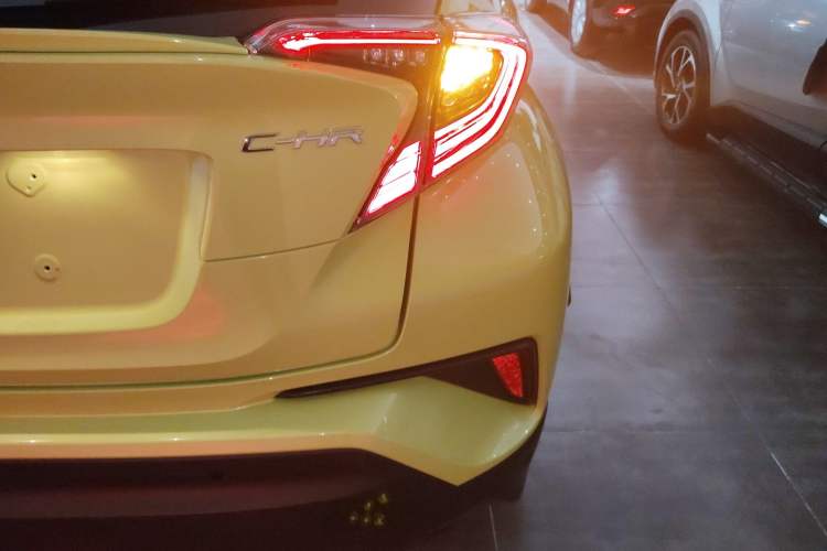 Used Toyota C-HR 2018 2.0L Luxury Sunroof Version China VI Standard Exterior 6