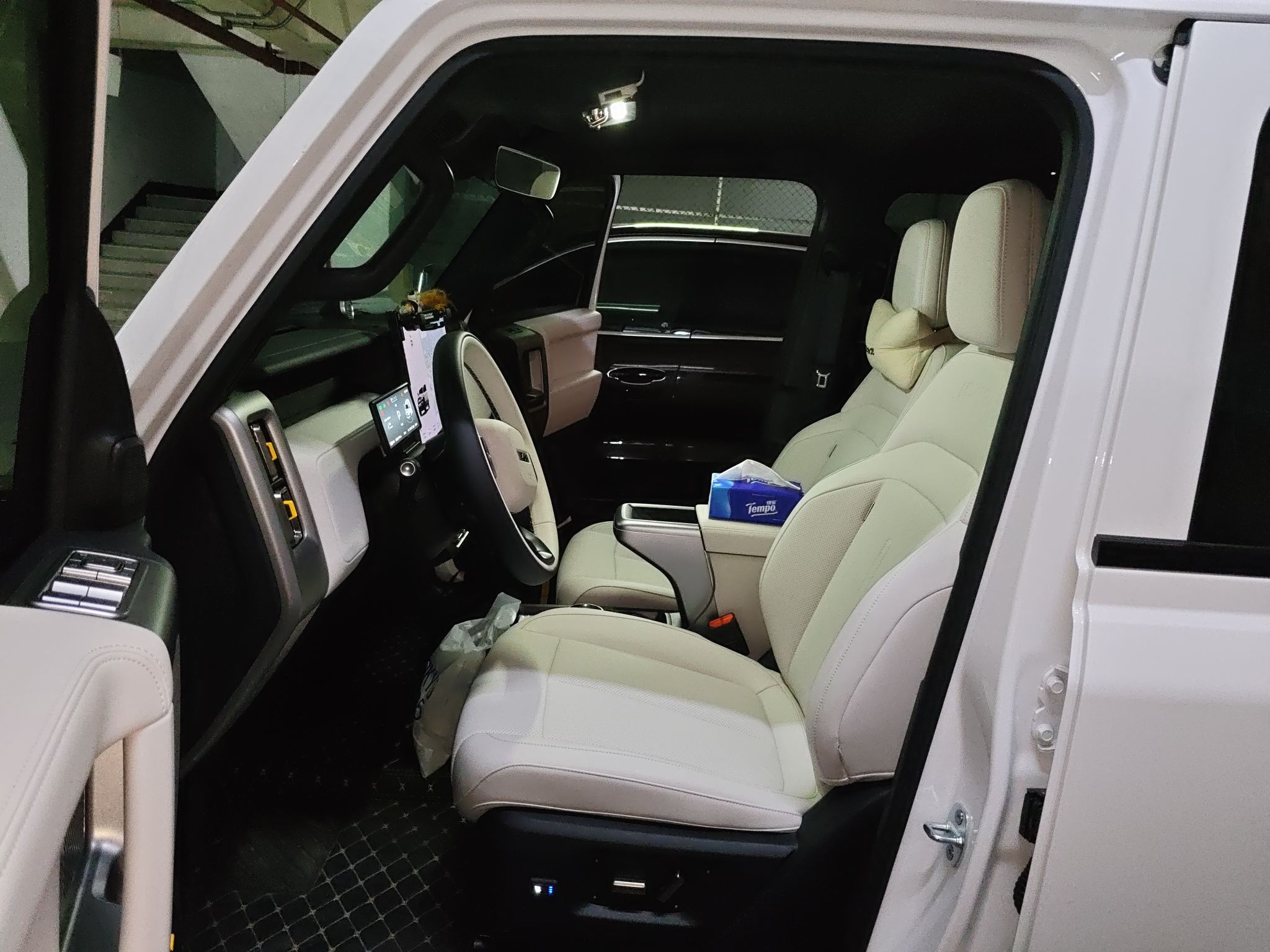 المقاعد الأمامية داخل السيارة