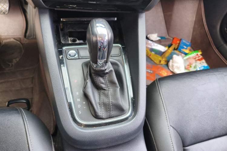 Used Volkswagen Sagitar 2017 1.6L Automatic Comfort Model Gear Lever