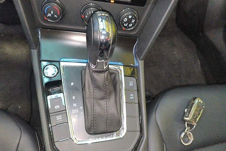 Used Volkswagen Lamando 2021 Facelift 280TSI DSG Comfort Edition (Manual Air Conditioning) Gear Lever