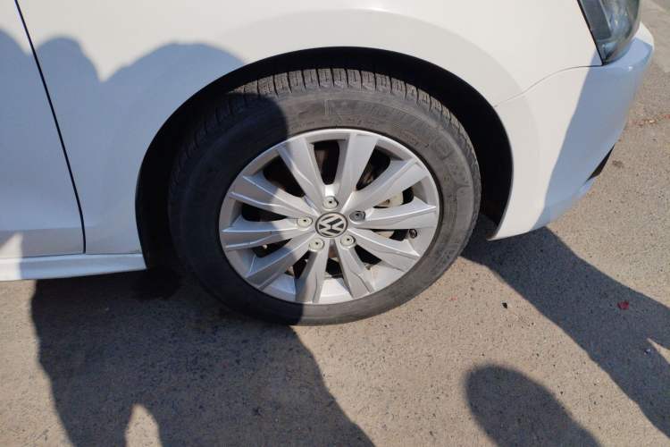 Used Volkswagen Sagitar 2014 Revised Version 1.4TSI Automatic Luxury Edition Right Front Wheel Hub