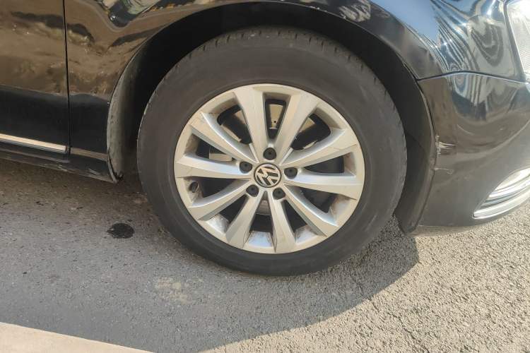 Used Volkswagen Magotan 2012 Revised 1.8TSI Luxury Version Right Front Wheel Hub