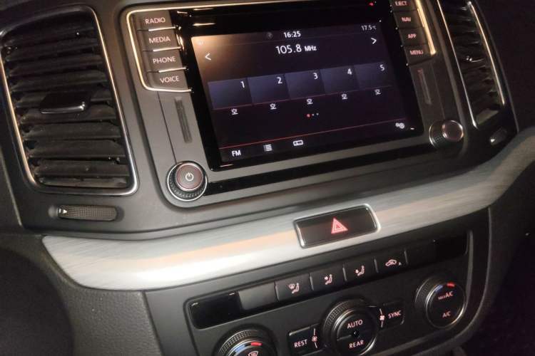 Used Volkswagen Sharan 2018 380TSI Comfort Edition 7-Seater Audio And AC Panel