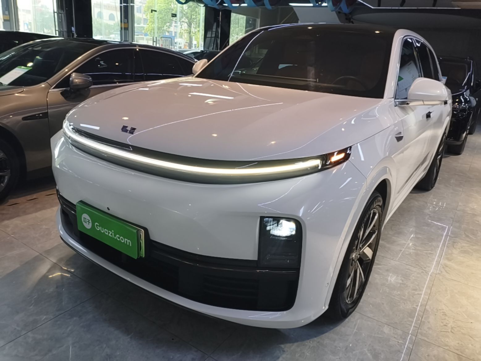 Unter der Vorderseite des Autos