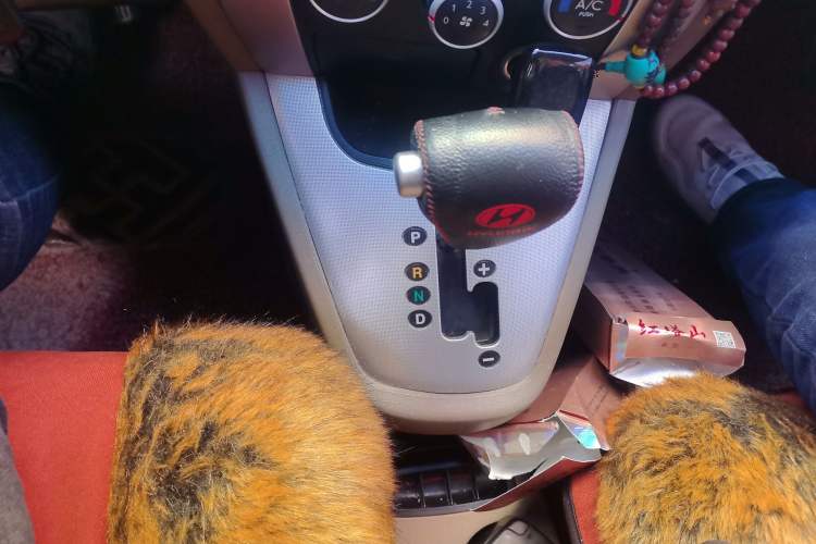 Used Hyundai Tucson 2009 2.0L Automatic Two-Wheel Drive with Sunroof Gear Lever