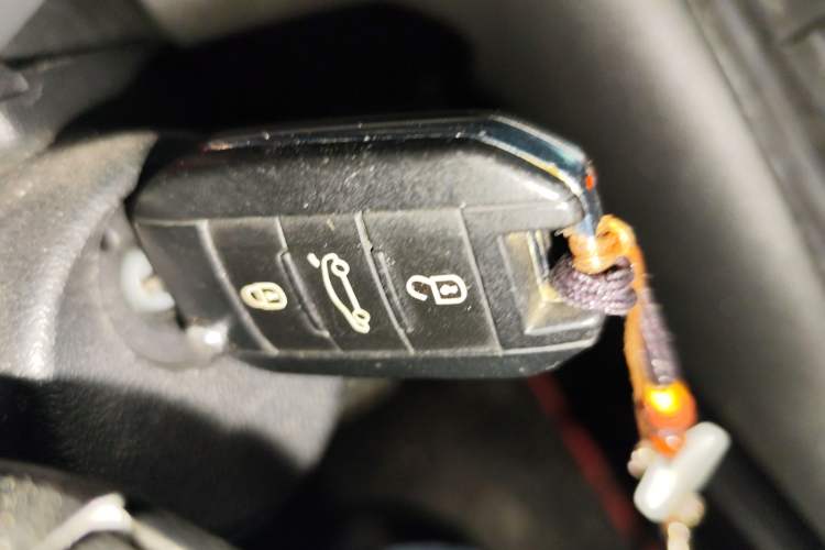 Used Peugeot 3008 2015 2.0L Automatic Trend Edition Vehicle Key