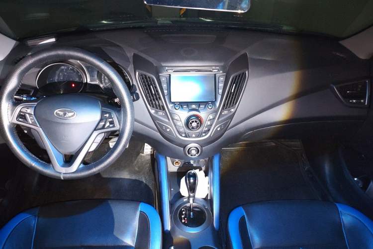 Used Hyundai Veloster 2012 1.6T Automatic Luxury Edition Center Console