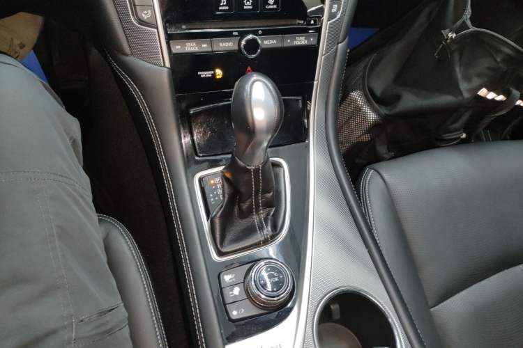 Used Infiniti Q50L 2015 2.0T Enjoyment Edition Gear Lever