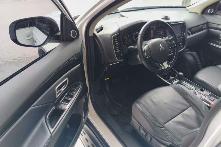 Used Mitsubishi Outlander 2018 2.4L 4x4 Elite Edition 5 Seats Driver Seat