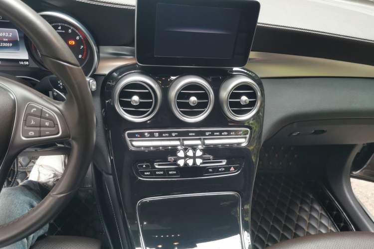 Used Mercedes-Benz GLC 2018 GLC 260 4MATIC Dynamic Edition Audio And AC Panel