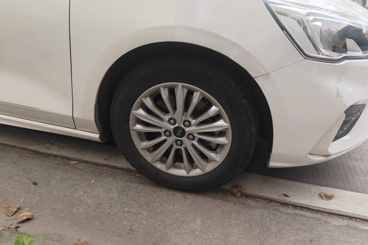 Used Ford Focus 2020 Sedan EcoBoost 180 Automatic Trend Edition Right Front Wheel Hub