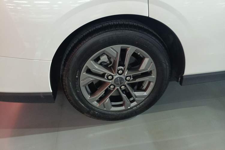 Used SAIC MAXUS G70 2024 2.0T Automatic Luxury Edition 7 Seats Right Rear Wheel Hub