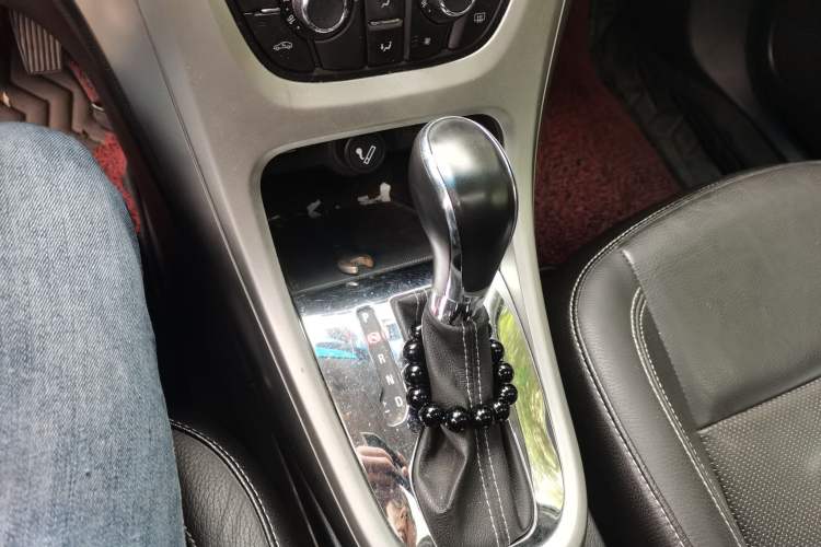 Used Buick GT 2013 GT 1.8L Automatic Fashion Edition Gear Lever