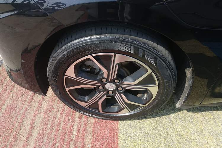 Used Hongqi E-QM5 2021 Online Booking Charging T3 Edition 4 Seats Left Front Wheel Hub