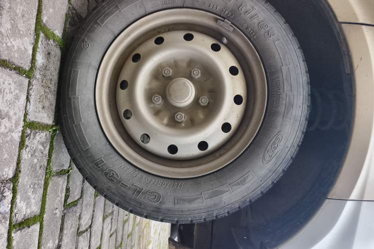 Used Wuling Rongguang 2019 1.5L Extended-Body Van Base Model with 5 Seats Right Front Wheel Hub