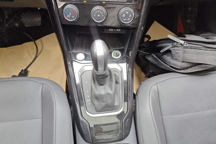 Used Volkswagen T-ROC 2021 280TSI DSG Two-Wheel Drive Comfort Connect Edition Gear Lever