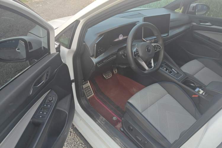 Used Volkswagen Golf 2025 300TSI R-Line Driver Seat