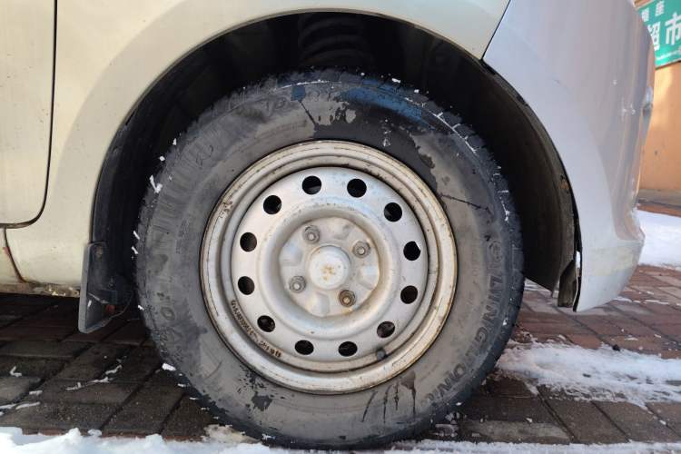 Used Wuling Rongguang V 2015 1.2L Practical Model Right Front Wheel Hub