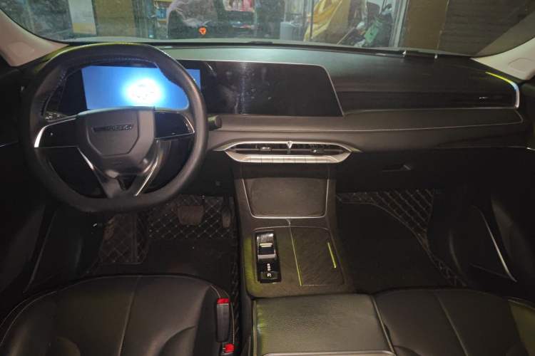 Used Venucia V DD-i 2023 110km iT Version Center Console