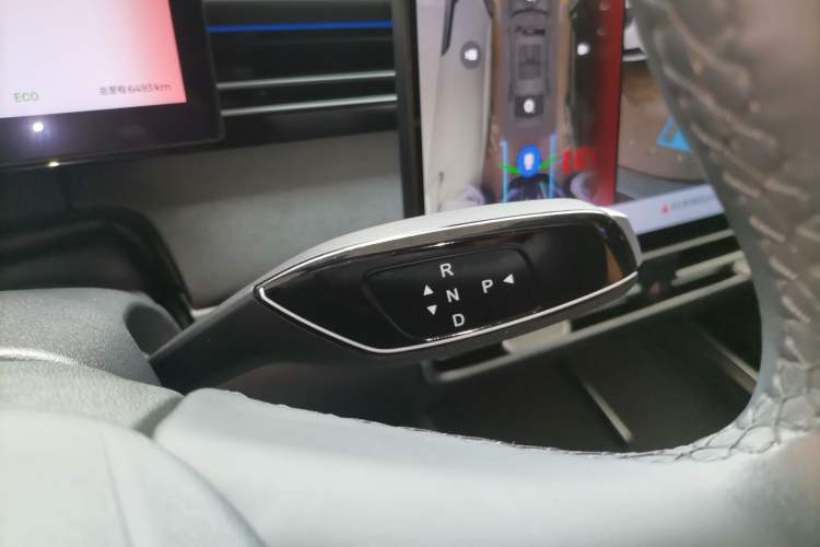 Used Fengyun A8L 2025 1.5 TGDI 145 km Luxury Version Gear Lever