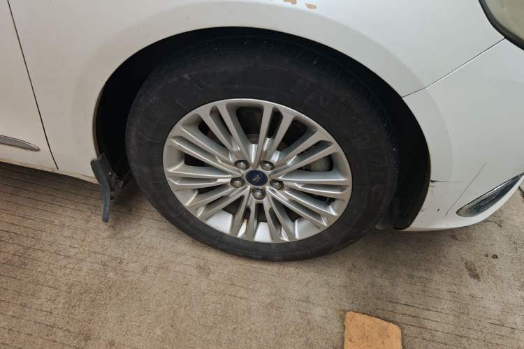 Used Ford Taurus 2015 EcoBoost 245 Fashion Edition Right Front Wheel Hub