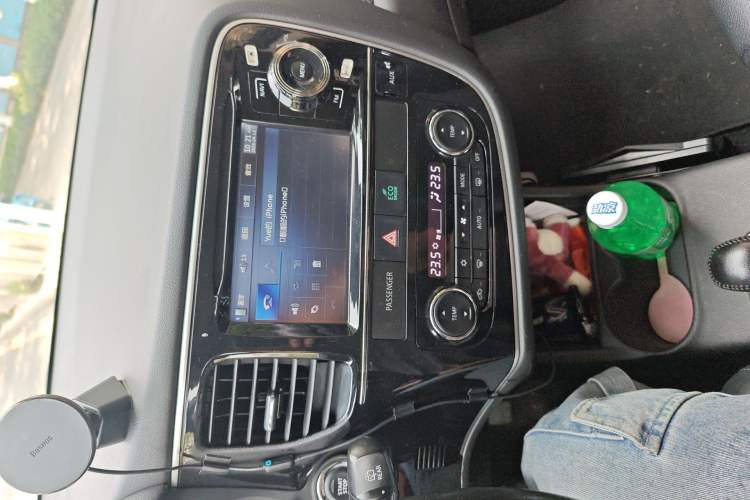 Used Mitsubishi Outlander 2013 2.4L Four-Wheel Drive Luxury Navigation Version 7 Seats Audio And AC Panel