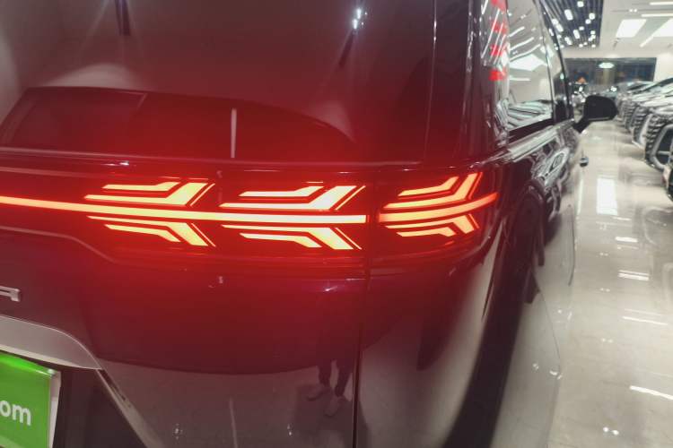 Used Denza D9 2024 EV 600 Four-Wheel-Drive Flagship Model Exterior 3