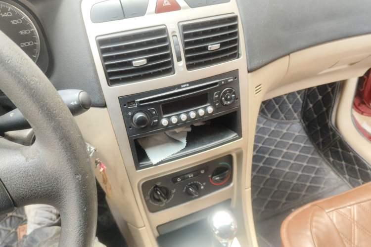 Used Peugeot 307 2010 Hatchback 1.6L Automatic Comfort Edition Audio And AC Panel