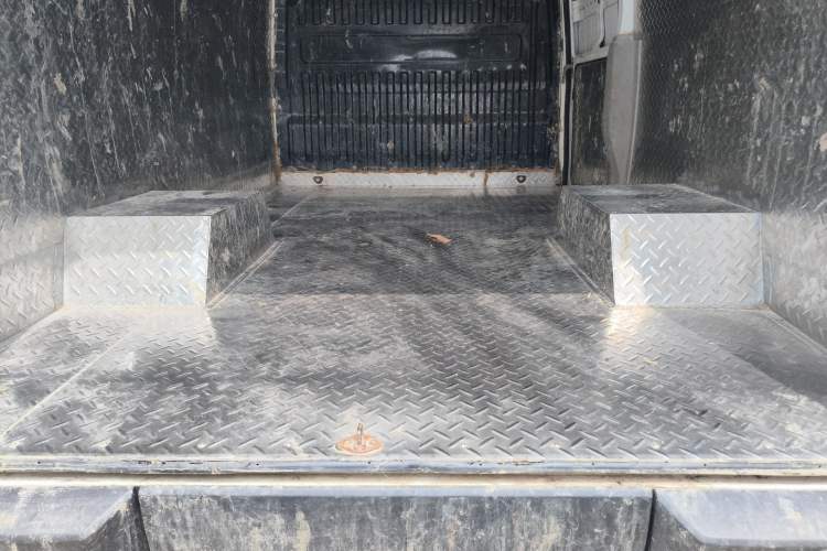 Used Iveco Daily 2025 2.5T V37 Van Transporter Green Lane Enhanced Version Mid-Chassis Mid-Roof Dual Tires
