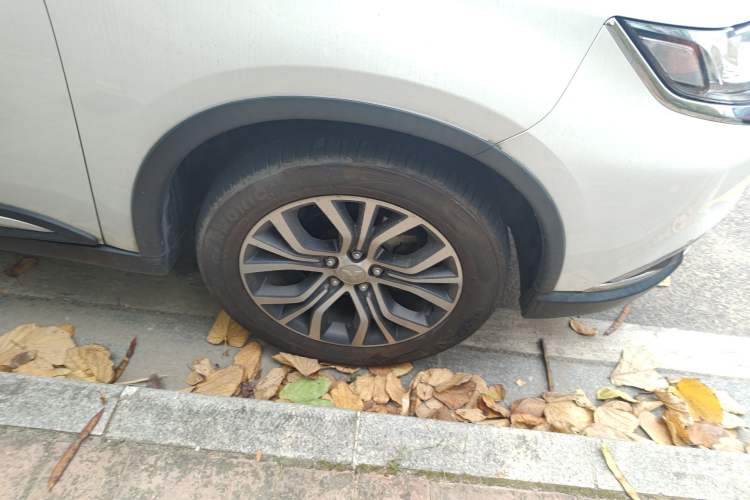 Used Mitsubishi Outlander 2018 2.4L 4x4 Elite Edition 5 Seats Right Front Wheel Hub