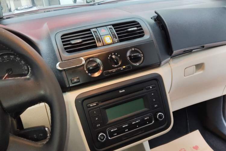 Used Skoda Fabia 2012 1.4L Automatic Crystal Edition Audio And AC Panel