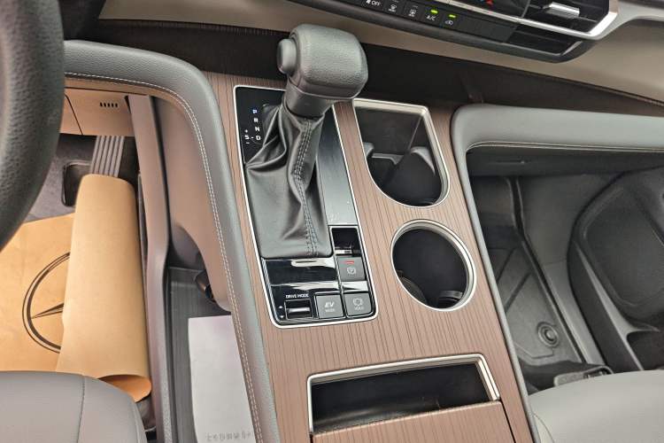 Used Toyota Granvia 2023 2.5L Hybrid Luxury Edition