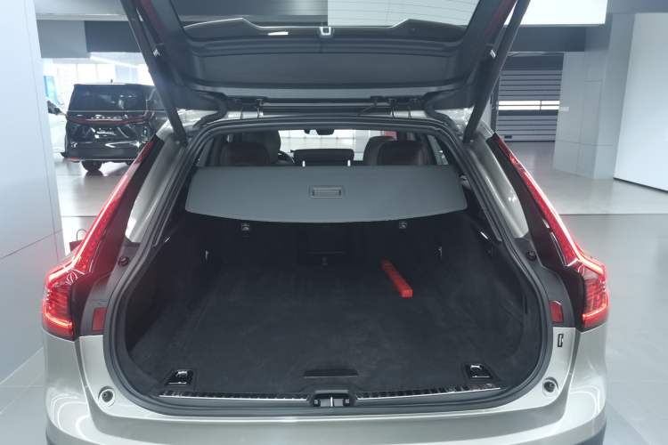 Used Volvo V90 2022 Cross Country B5 AWD Smart Range Edition
